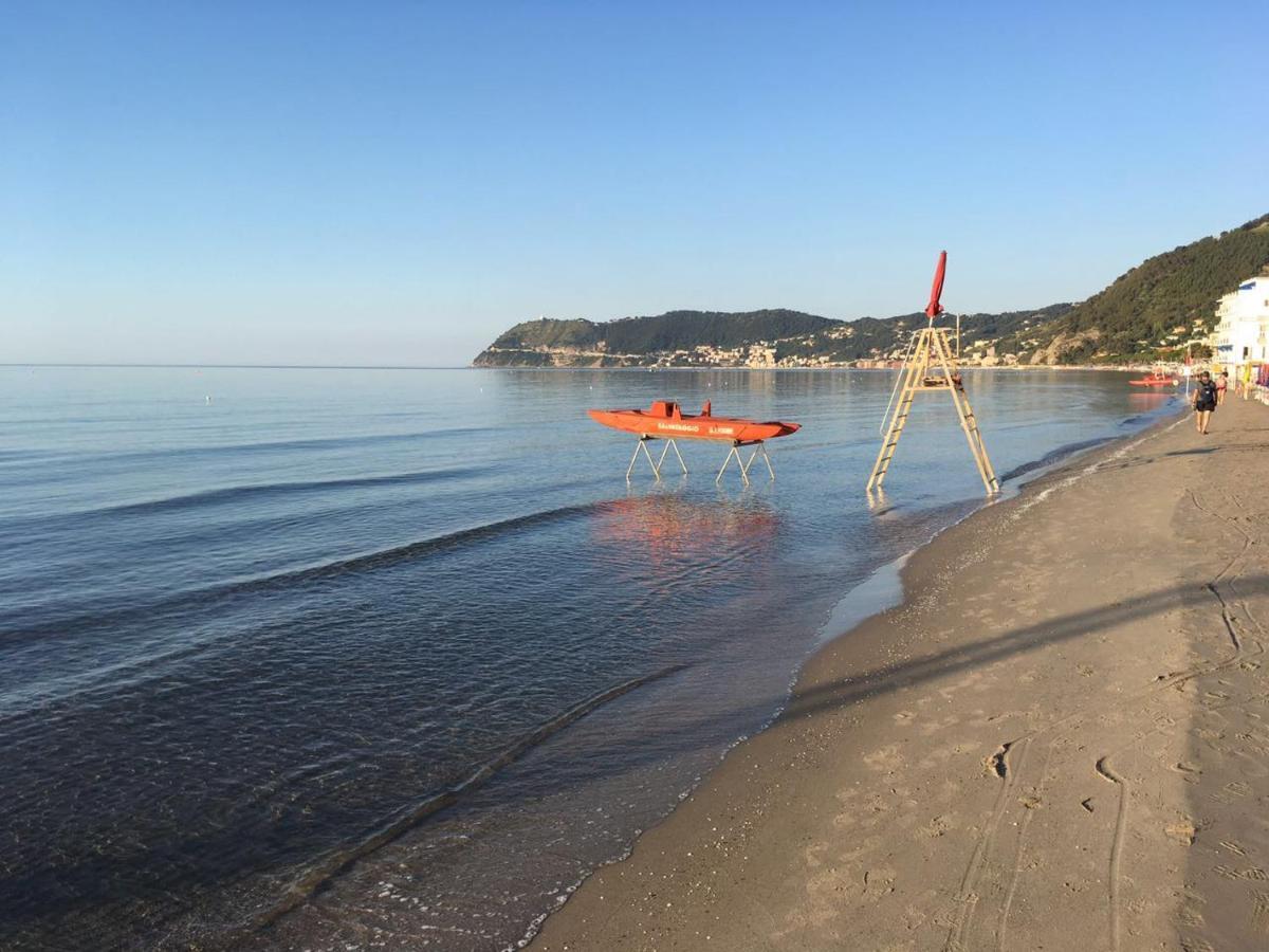 Hotel Ligure Алассіо Екстер'єр фото